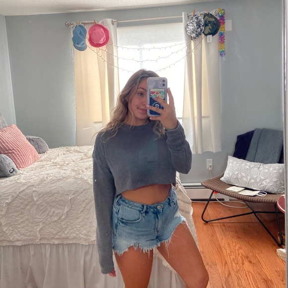 ✰ ✰AMERICAN EAGLE CROPPED GREY CREWNECK ✰ ✰ - Picture 2 of 3